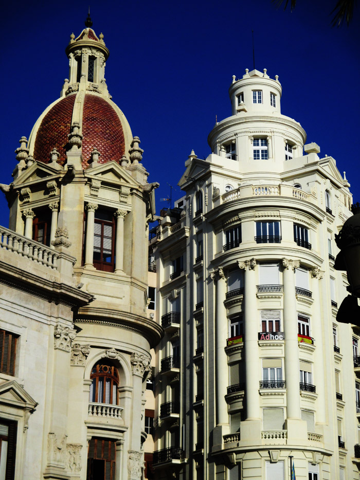 Torre a la izquierda perteneciente al Ayuntamiento de Valencia. Esta es la esquina de la Calle de la Sangre (Convento que tenía dicho nombre en su momento) con la Plaza del Ayuntamiento.