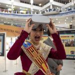 Valencia planta la primera falla en realidad virtual #LAFALLANUNCAVISTA en el Centro comercial El Sa...