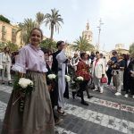 La festa de San VicenT Ferrer se viste de blanco y negro y otros colores de fiesta en la ofrenda y e...